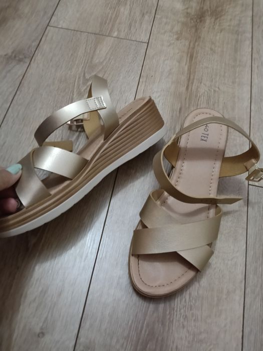 Sandale de dama.