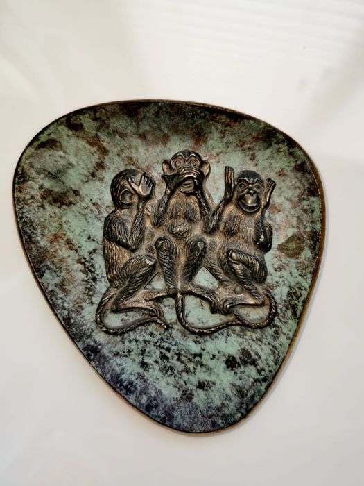 Антикварен арт бронзов плакет миниатюра на трите мъдри маймунки патина