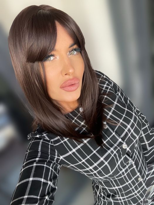 Peruca scurta saten inchis cu breton