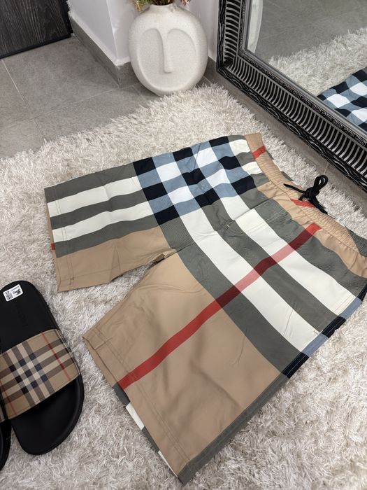 Sort de baie Burberry colectie noua vara 2025