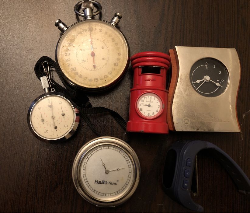 Часы разные.