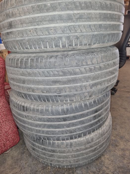 Продавам 4 б бр  гуми 235 55 18