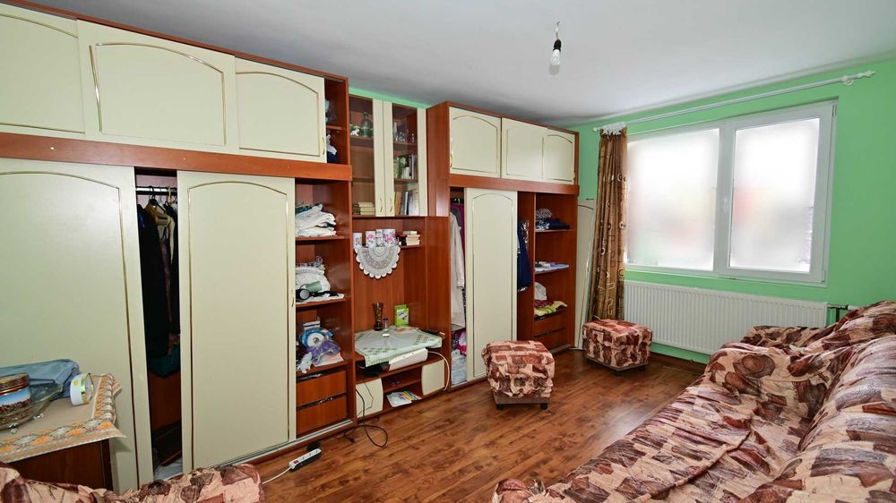 Самостоятелна, двуетажна, масивна къща в гр. Радомир