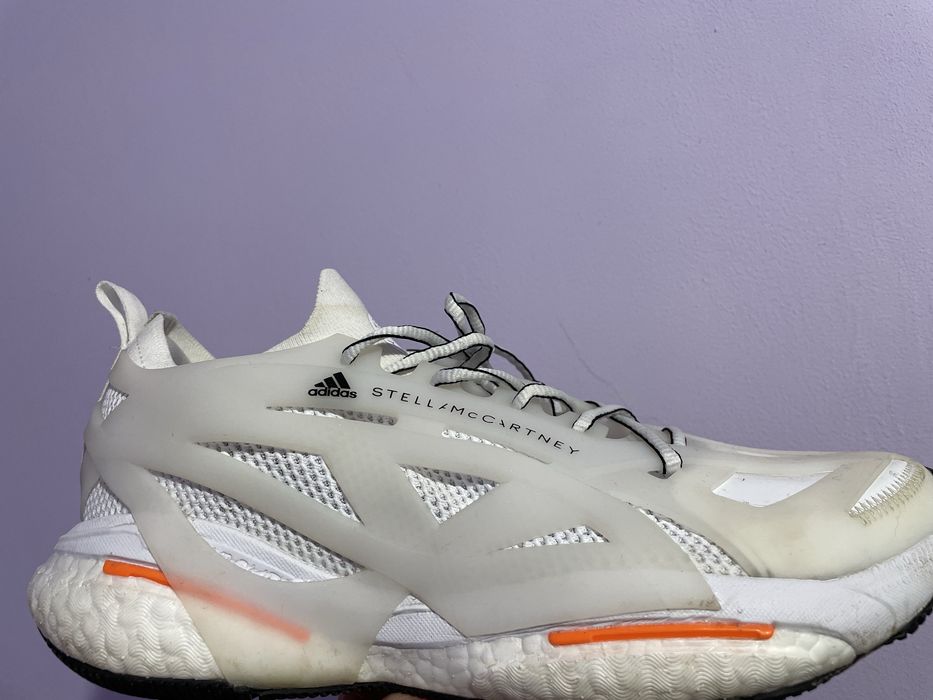 Adidas scrie marime 44 dar merge pt marimea 43