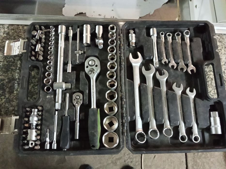 Домкрат и 2 набора инструментов.