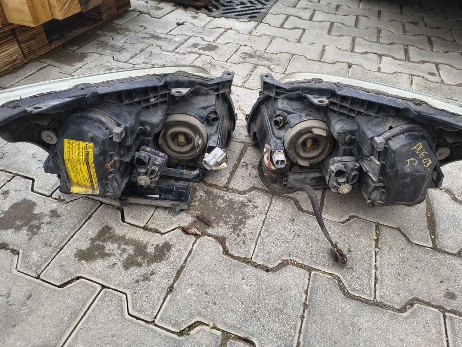 Фарове за toyota avensis