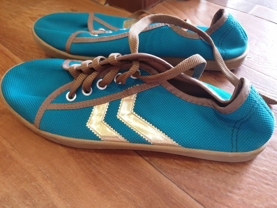 Продам туфли и кеды для школы