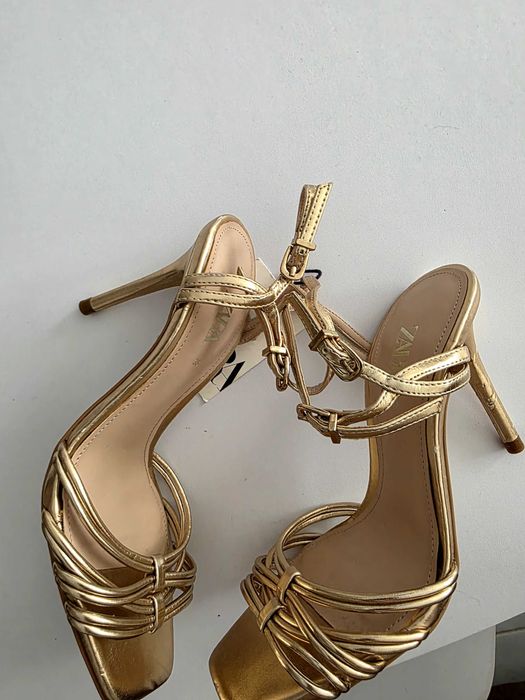 ZARA златисти сандали на висок ток