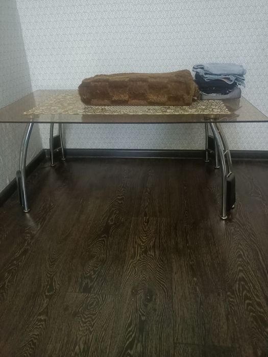 Стеклянный стол для гостиной