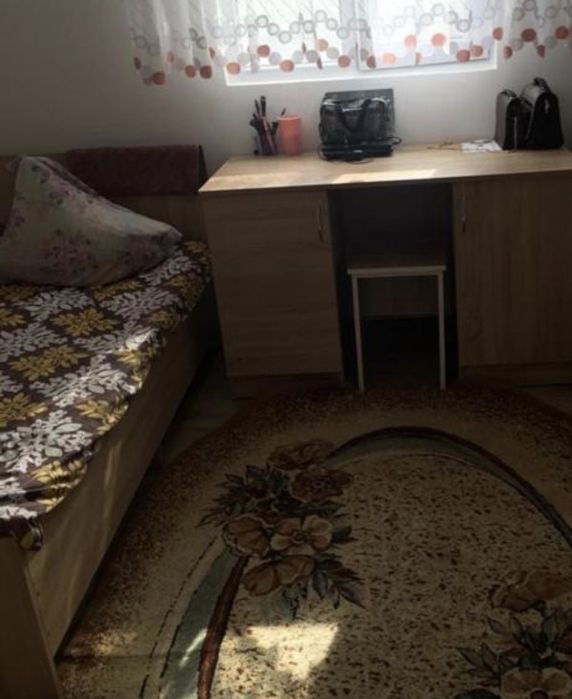 Продам шкафы, столы, кровати.