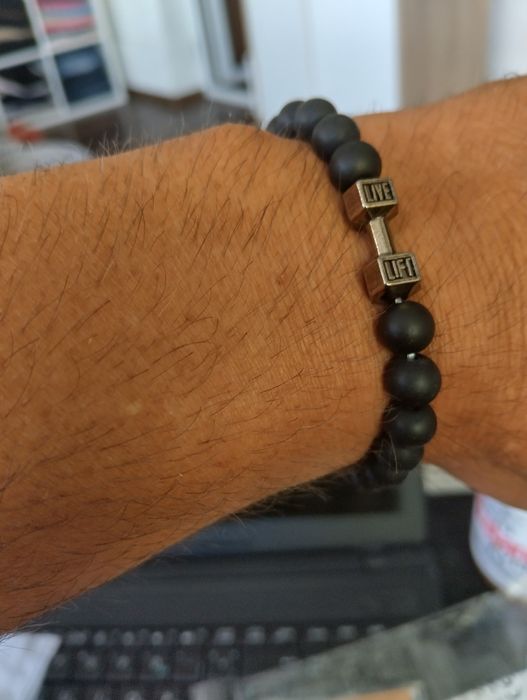 Стилен мъжки часовник с метална каишка.