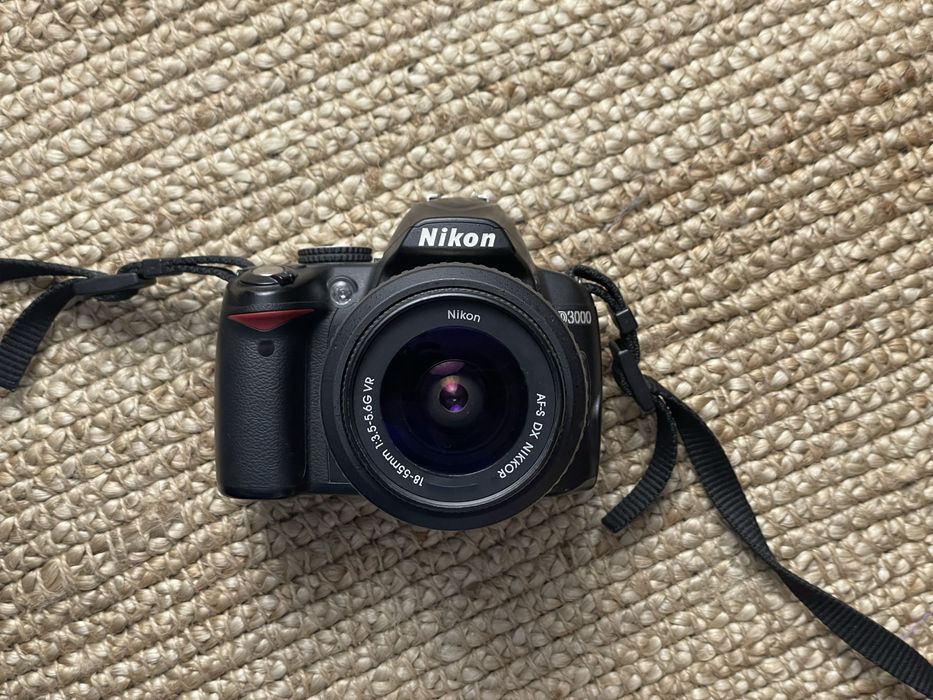 Aparat Foto Nikon D3000 + Obiectiv 18-55mm + Baterie + Încărcător