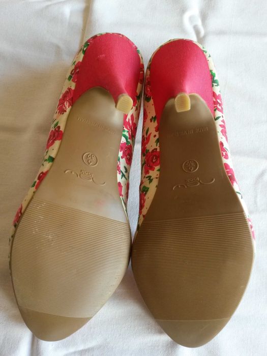 Маратонки Adidas, обувки на ток New Look