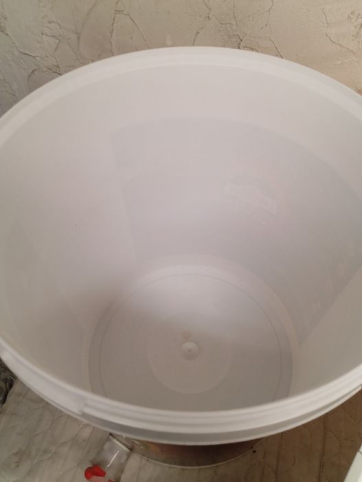 Продам пластиковый бак.