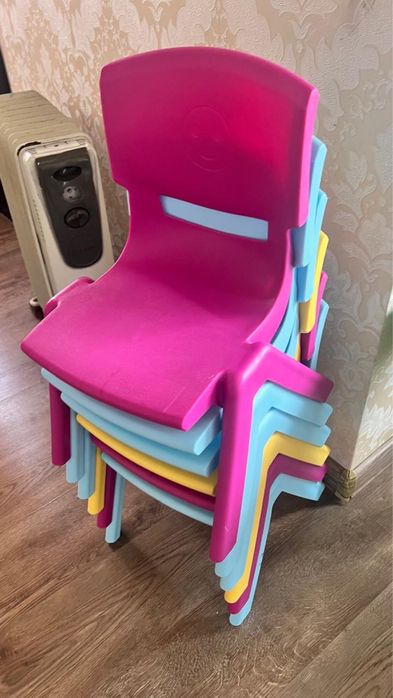 Стол и стульчики для детей