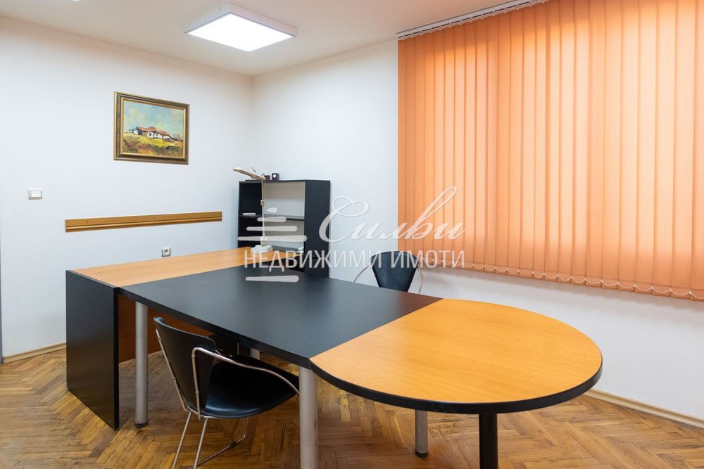 Дава се под наем Офис в Шумен, Център - 102 кв.м за 612 € - Снимка #1