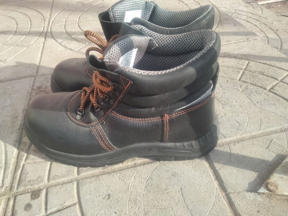 Продам ботинки рабочие 43.