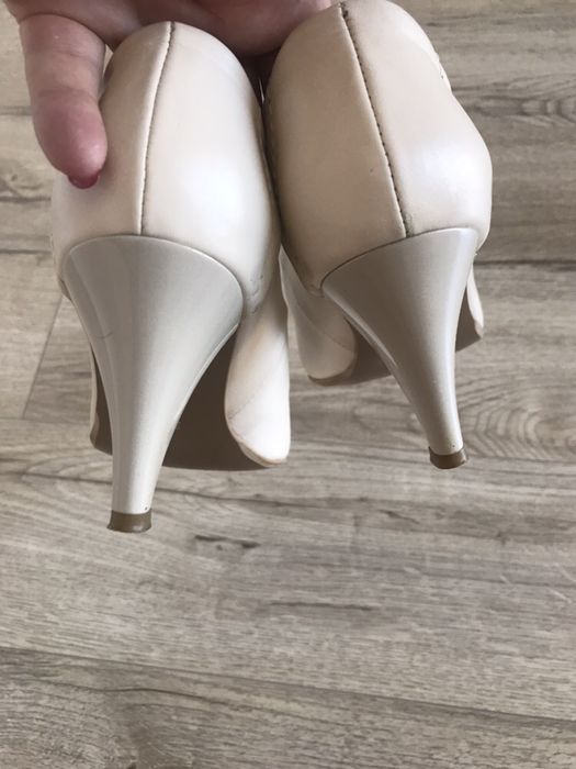 Pantofi/sandale (piele) decupate bej mas 37