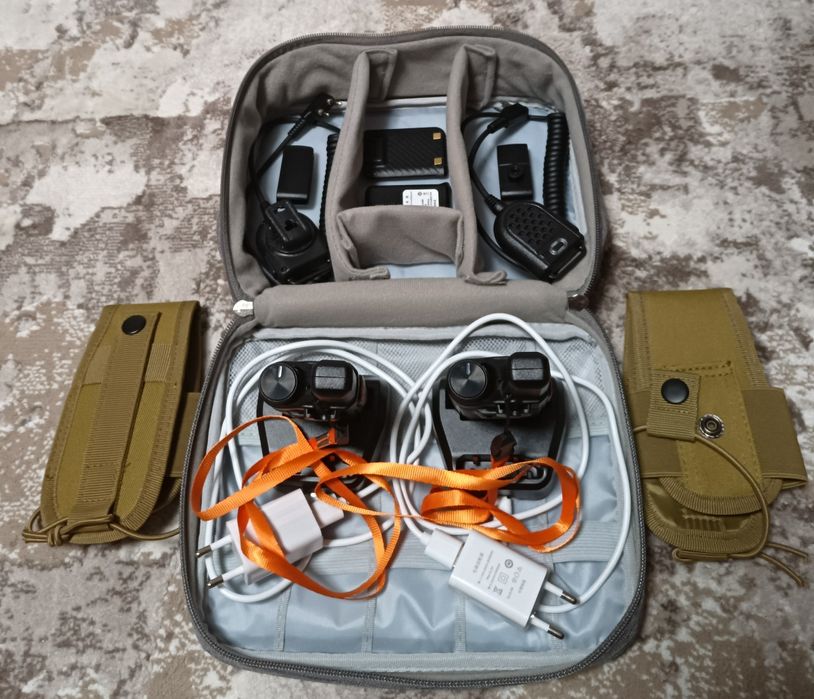 Două stații radio KSUN X-M6,PMR 446,cu 4 baterii și multe accesorii