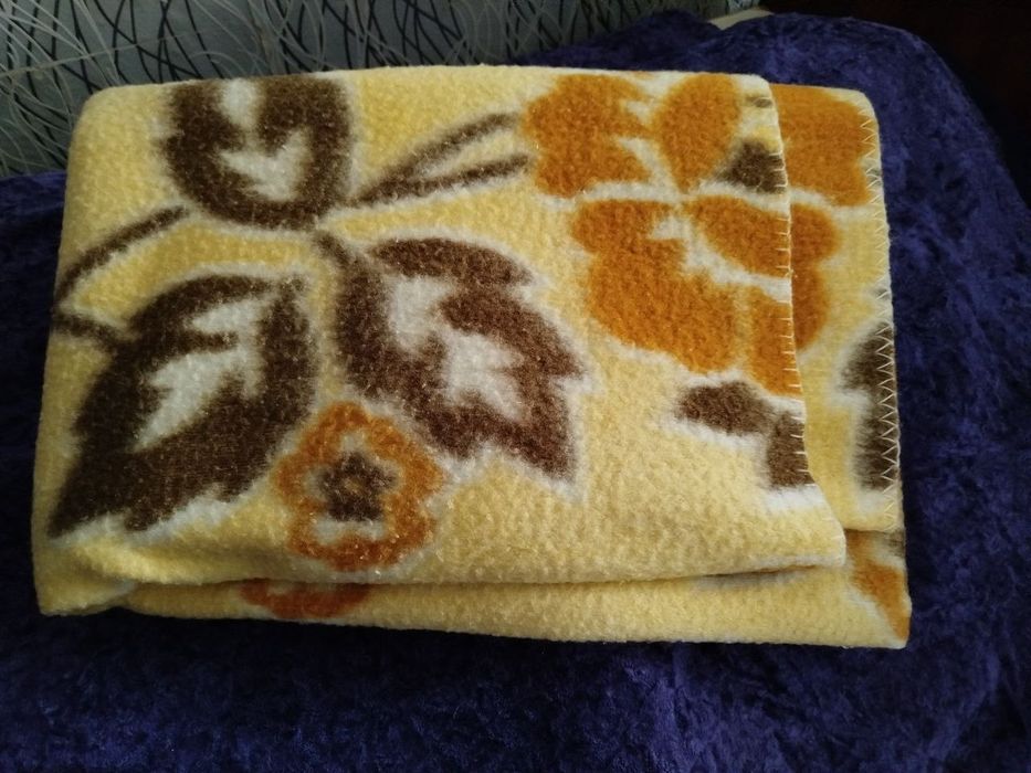 Одеяла шерстяные,подушки