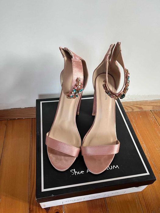 Елегантни розови сатенени сандали с бижу