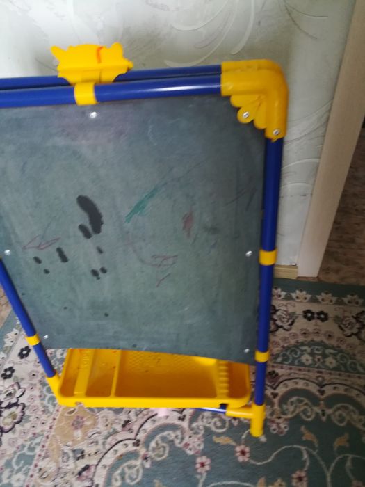 Продам доску - мольберт и лего для девочек