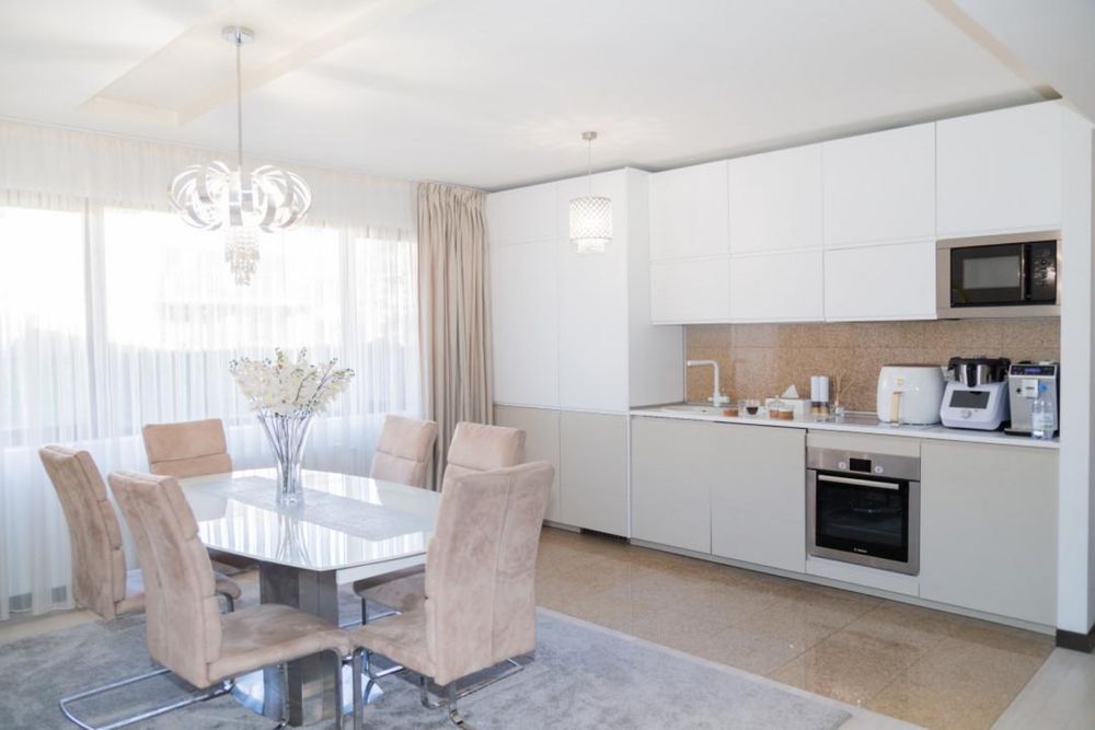 Apartament 3 camere, 115 mp util, mobilat, loc parcare subteran, curte
