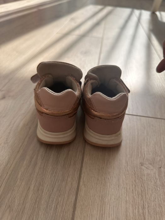 Продам детскую обувь