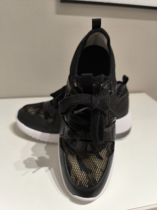 Спортни обувки Guess 37.Цена 80лв.