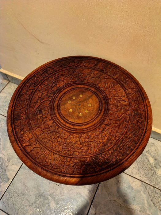 Прекрасна Дървена Масичка-Дърворезба