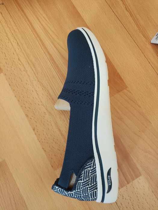 Продам новые слипоны Skechers ( оригинал)