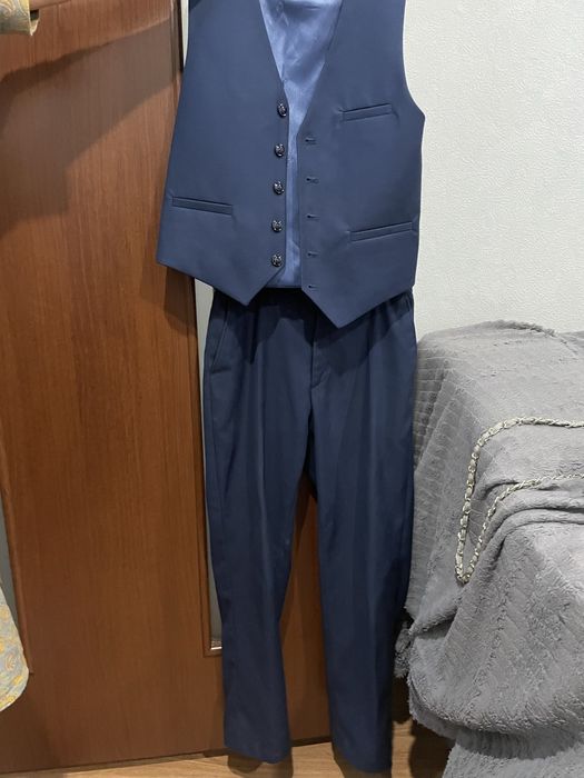 Продам школьный костюм