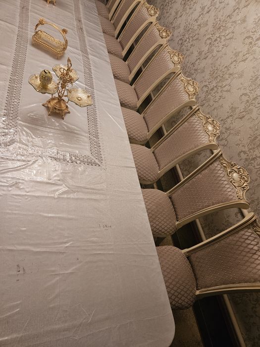 Продаются стол и стулья .