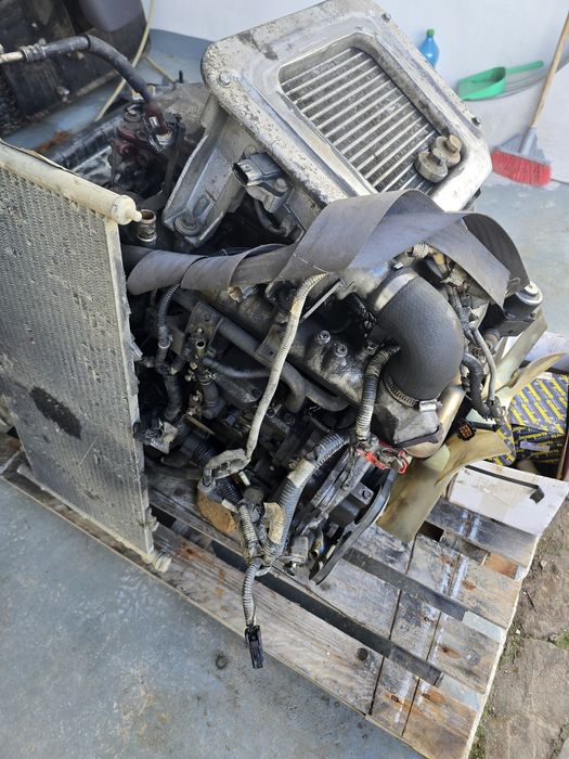 Vând motor Nissan Navara 2006,2,5 DIesel si cutie viteză