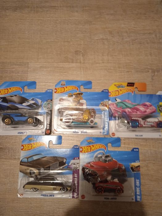 Продавам колички Hot wheels main line и silver series