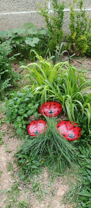 Семейка божьих коровок - натуральный камень, ручная работа.