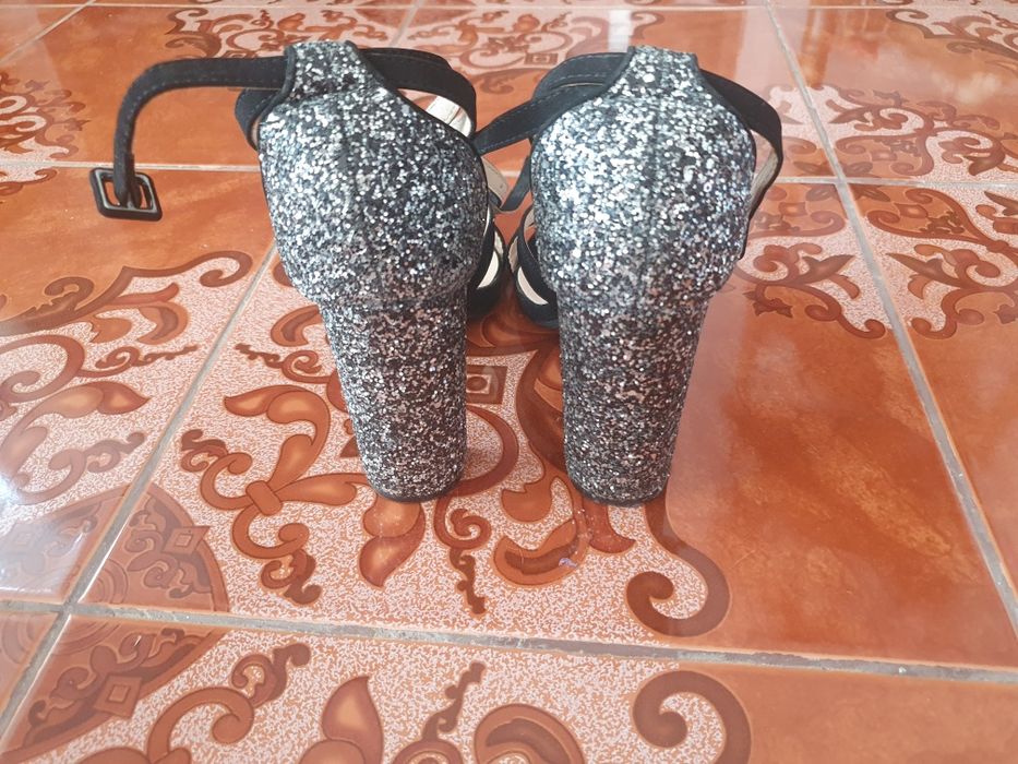 Vând sandale elegante