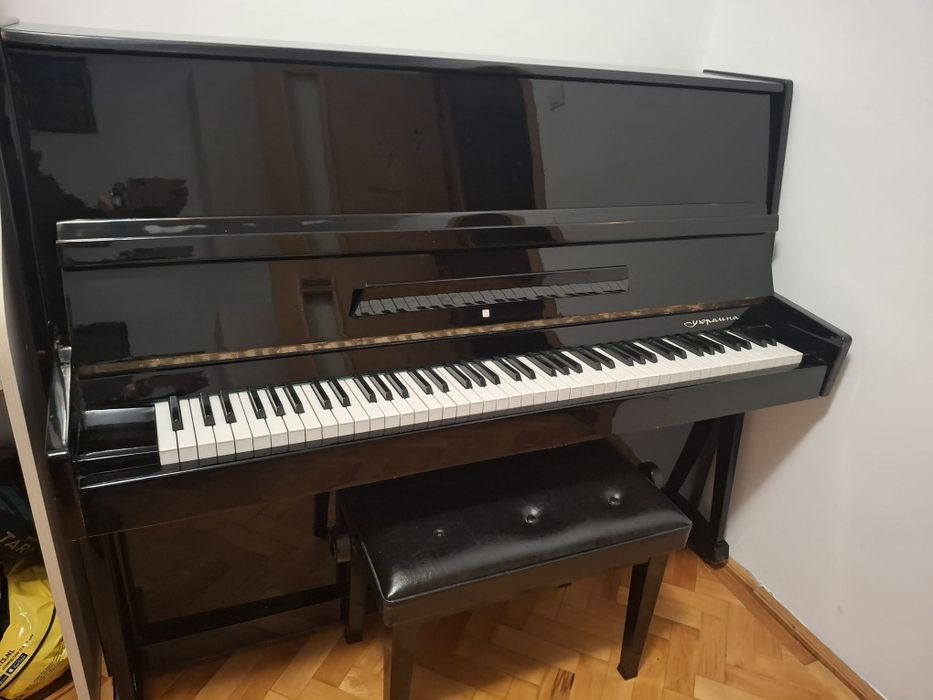 Vând pianină , scaun