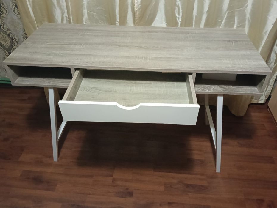 Birou cu sertar si rafturi culoare stejar in stare excelentă