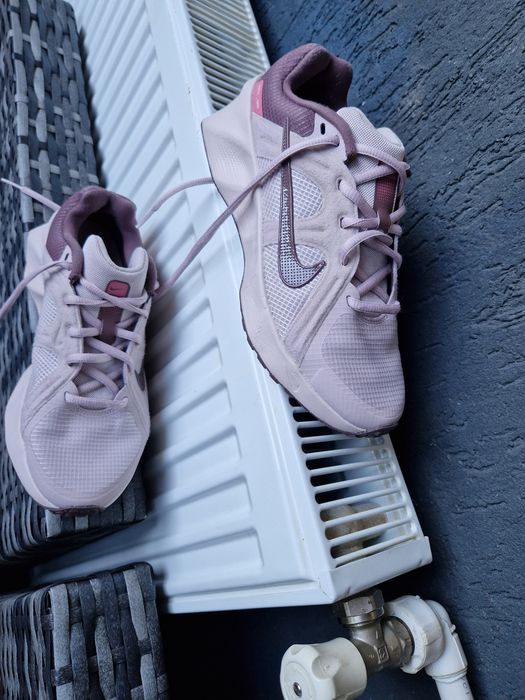 Vand adidasi Nike noi