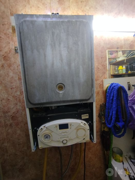 Продается двухконтурный газовый котел Ariston.