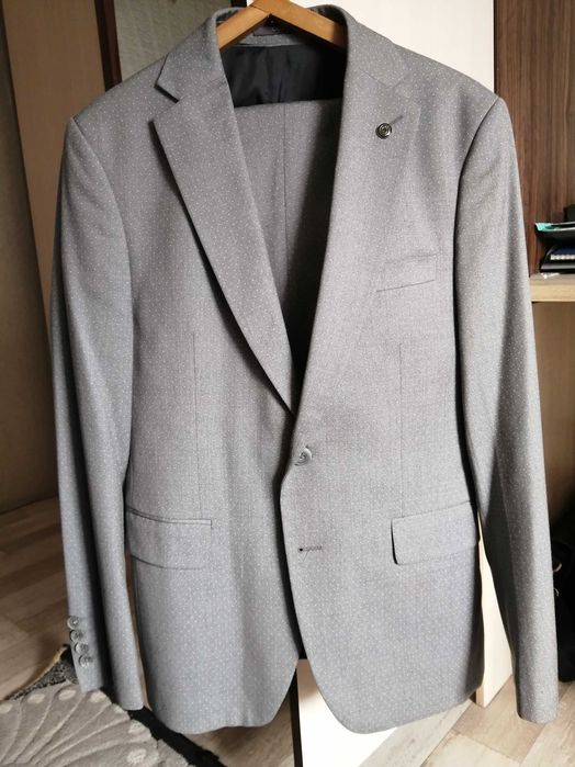 Продам костюмы тройки