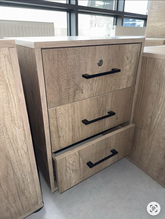 Тумбочки для офиса, кабинета. На колесиках и без. 54 шт в наличии