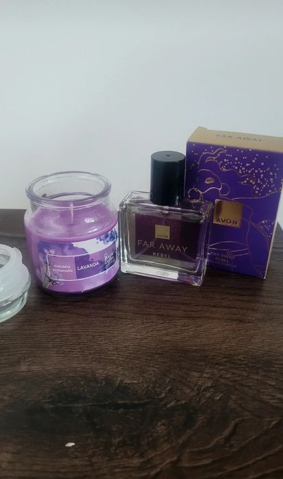 Set cadou parfum Avon Far Away și lumânare lavandă