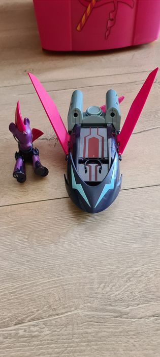 Tempest Shadow cu vehicolul Sky Skiff