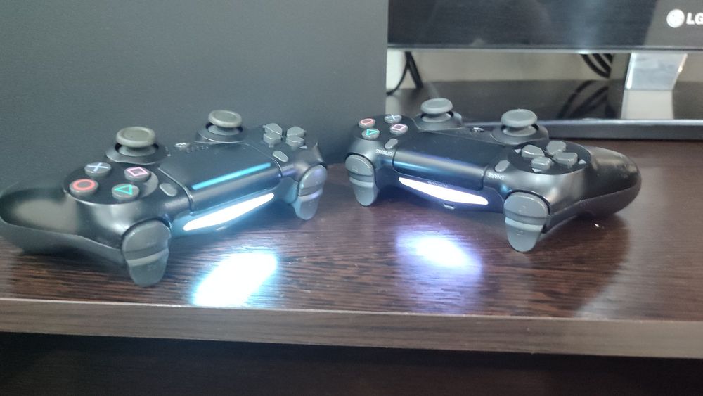 Продаю PS4 pro   1 tb