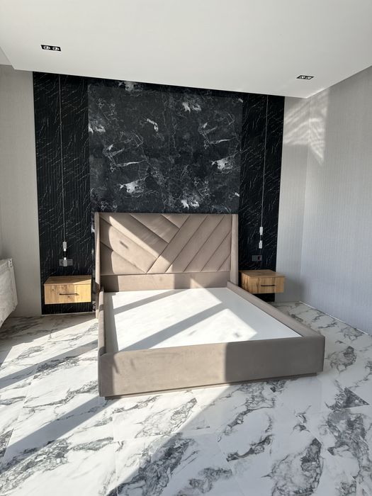 Двухспальный кровать с мягким изголовьем и бортами