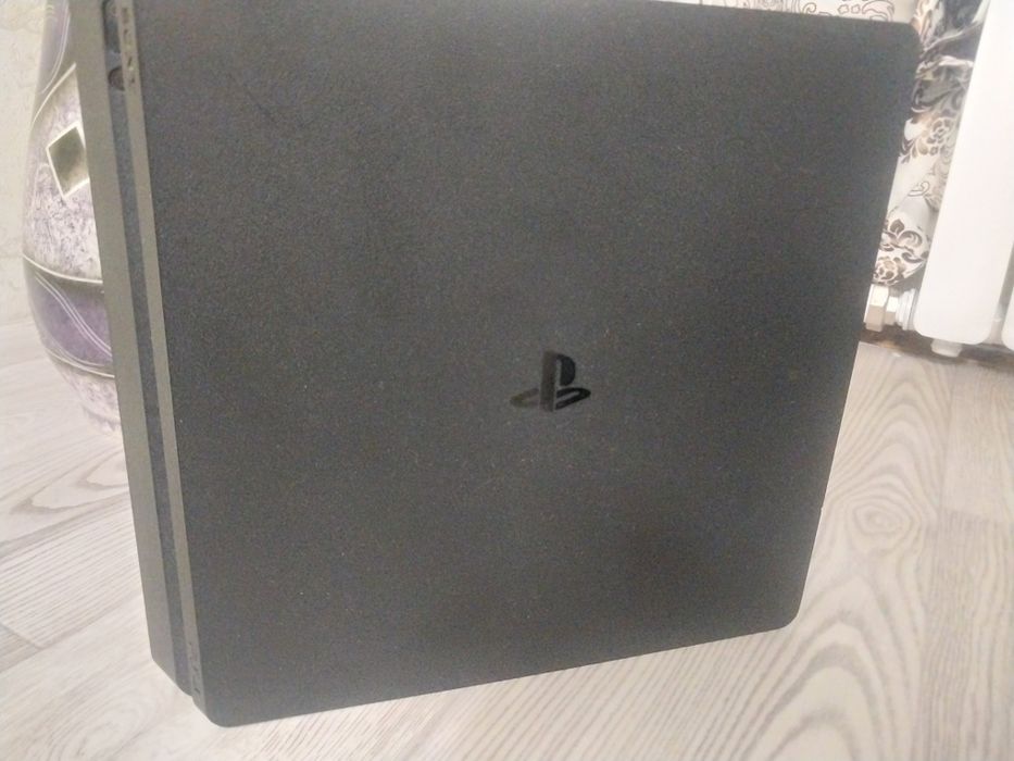 Продам пс4 слим в хорошем состоянии