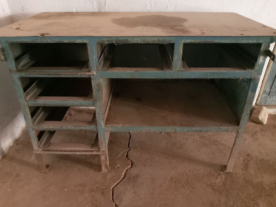 Железный стол металлический