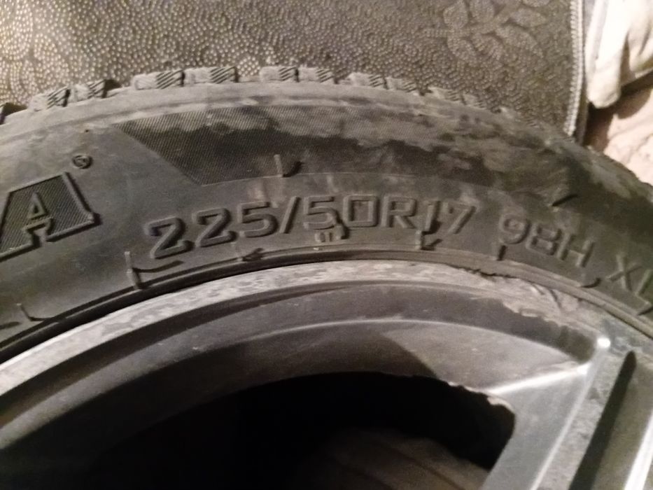 Зимний колеса в заборе